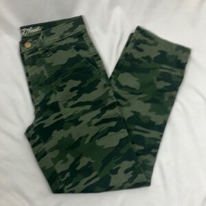 Universal Thread high rise straight camouflage pants size 24/00 (small)